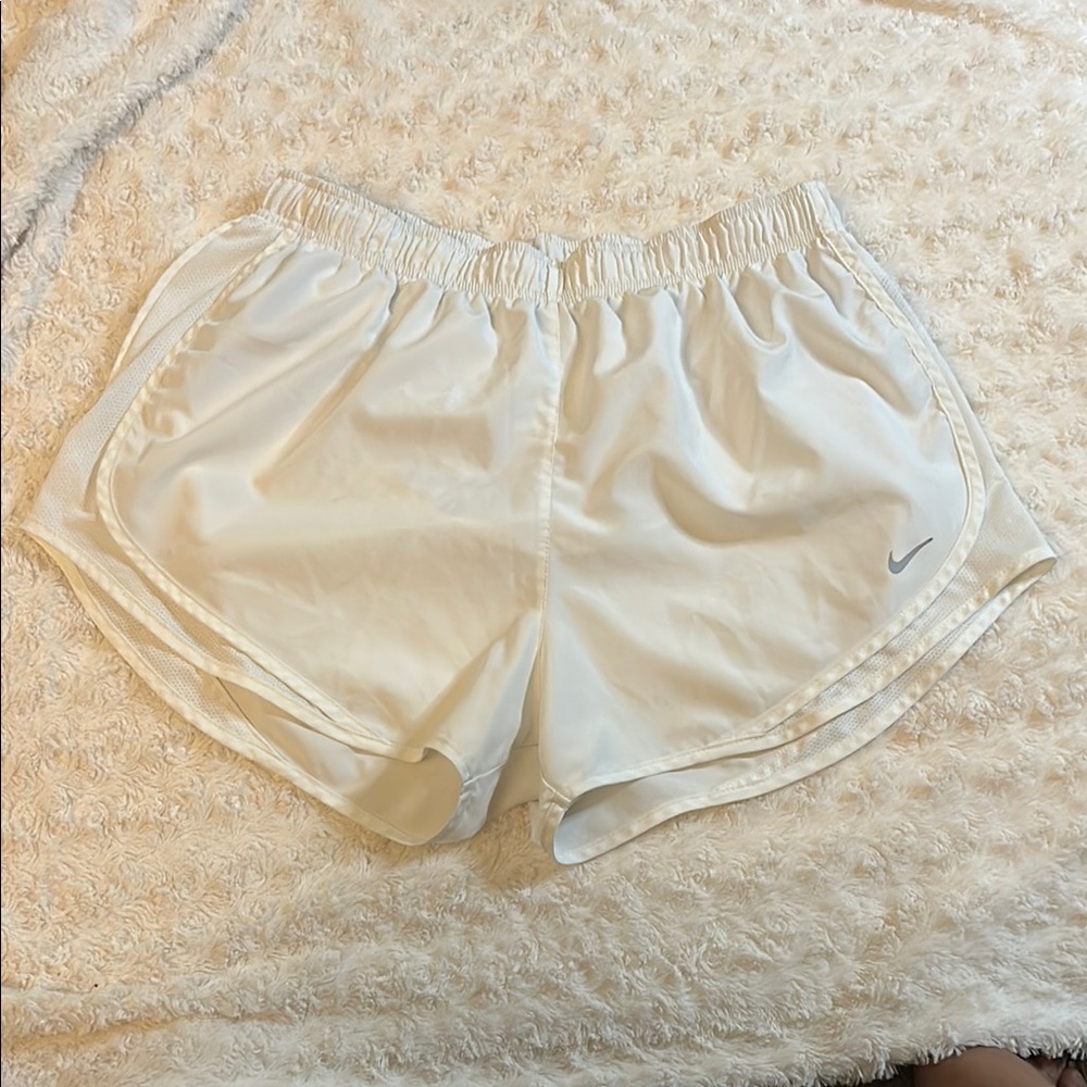 Nike Women's White Athletic Shorts ZIZE XL